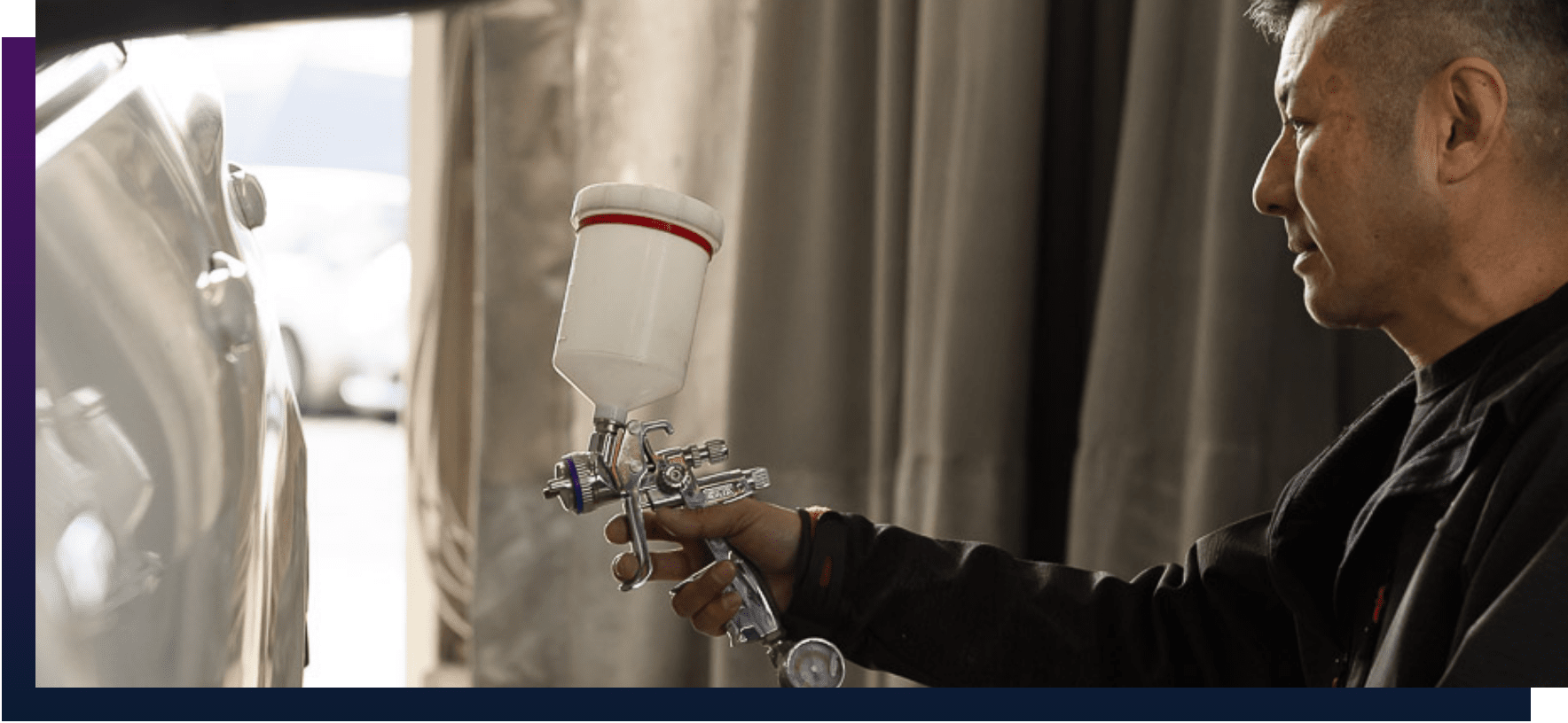 車の塗装中の写真