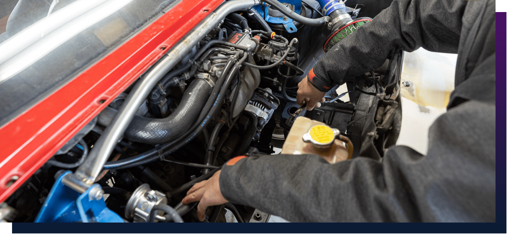 車の修理中の写真